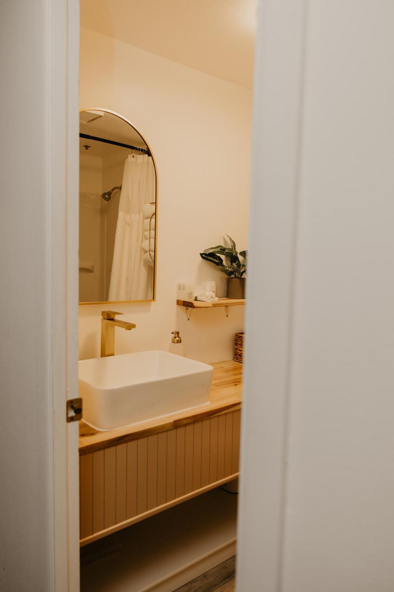 The Brooks Hotel Restaurant And Lounge ウォレス エクステリア 写真